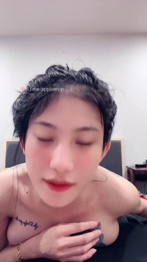 Tiktoker Bảo Trân ngồi nặn vú dẻo như nhào bột bánh