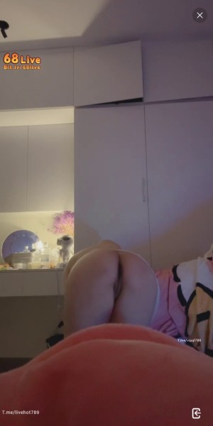 Em gái mũm mĩm show hàng trên live