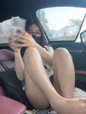 Em tài xế ế khách quá nên ngồi trong xe mân bướm 1 mình